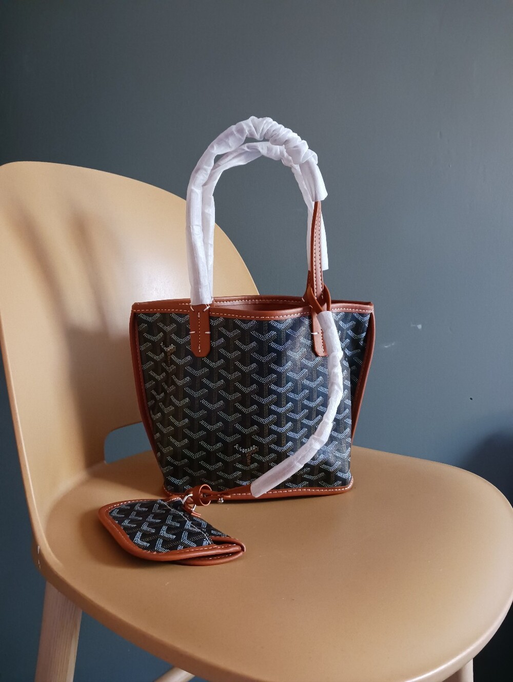 Small Tote Bag With Attachable Cosmetic Bag - Picture 3 of 4